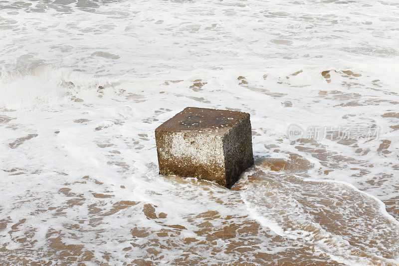 斯里兰卡的混凝土块在海水中