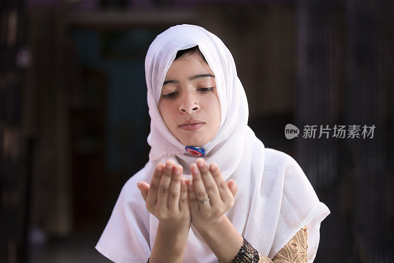 年轻的穆斯林妇女在祈祷