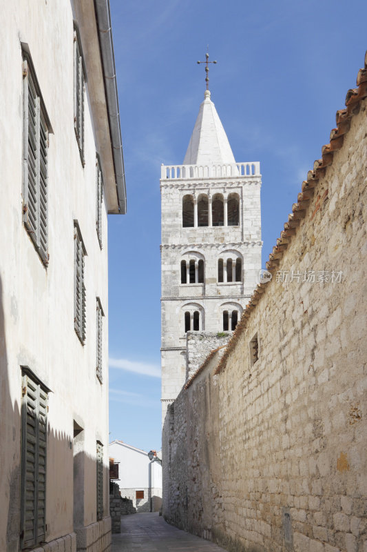 中世纪教堂钟楼小巷映衬着克罗地亚拉布的蓝天