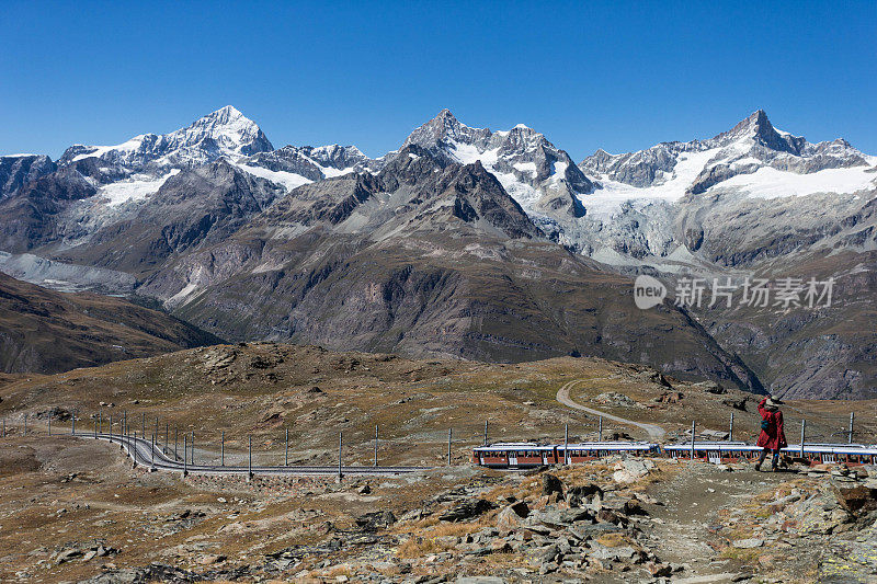 在瑞士阿尔卑斯山徒步旅行