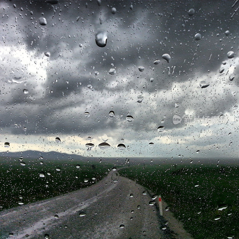 雨点落在车窗上