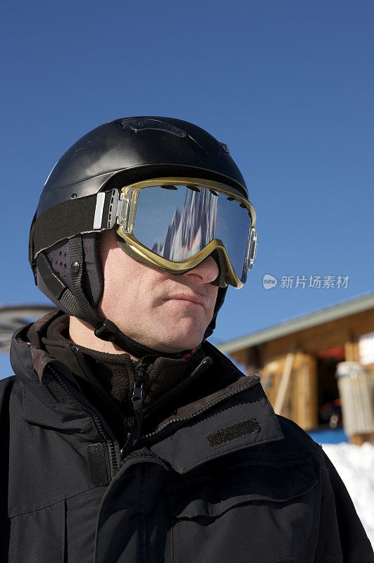一名男性滑雪者平静地思考着下山的过程。