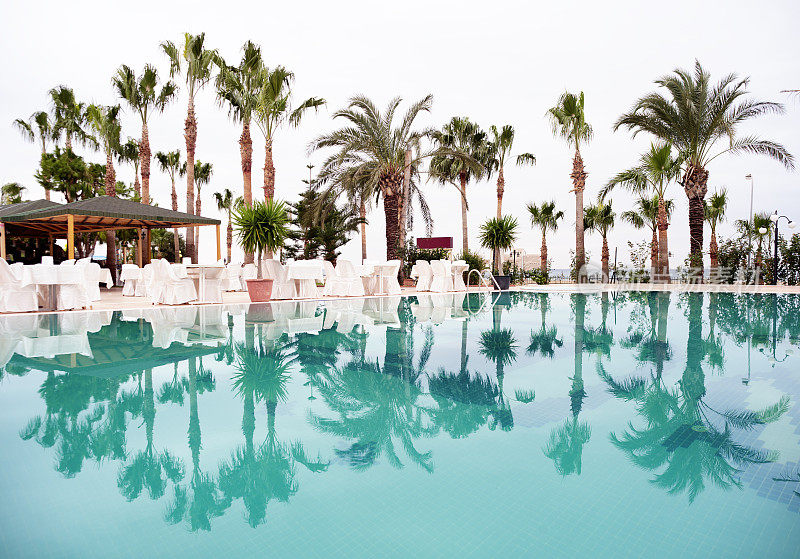 一个热带度假胜地的游泳池