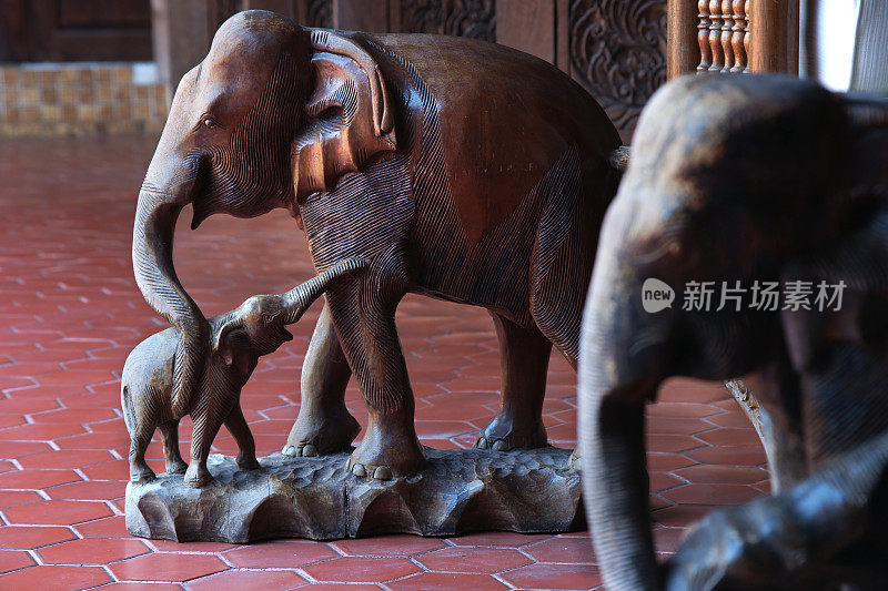古木雕大象和婴儿，泰国