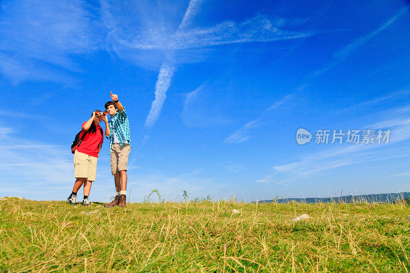 一对年轻夫妇站在山顶上