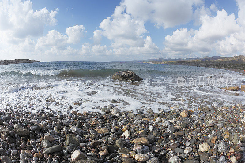 深色岩石粗糙孤独的卵石蓝色地中海劳拉海滩塞浦路斯