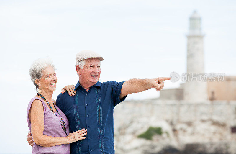 一对可爱的老年夫妇游览古巴