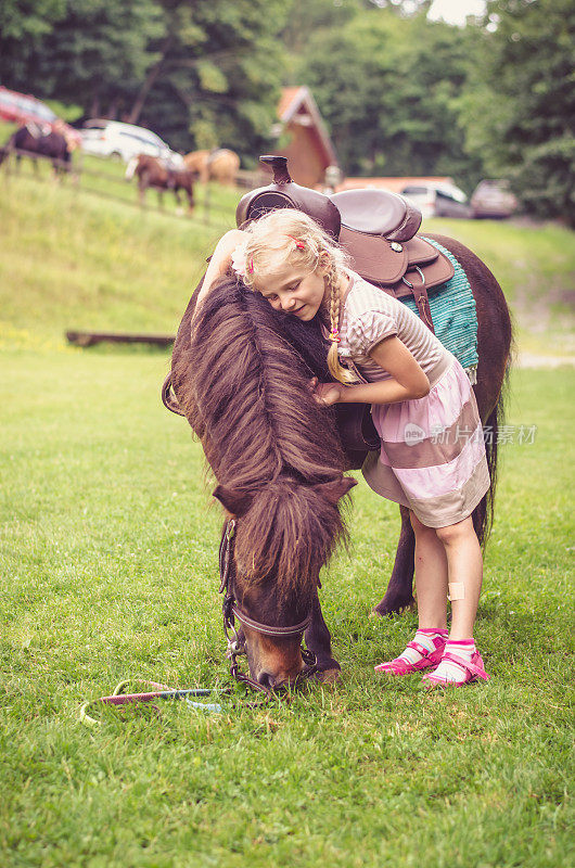小孩和马