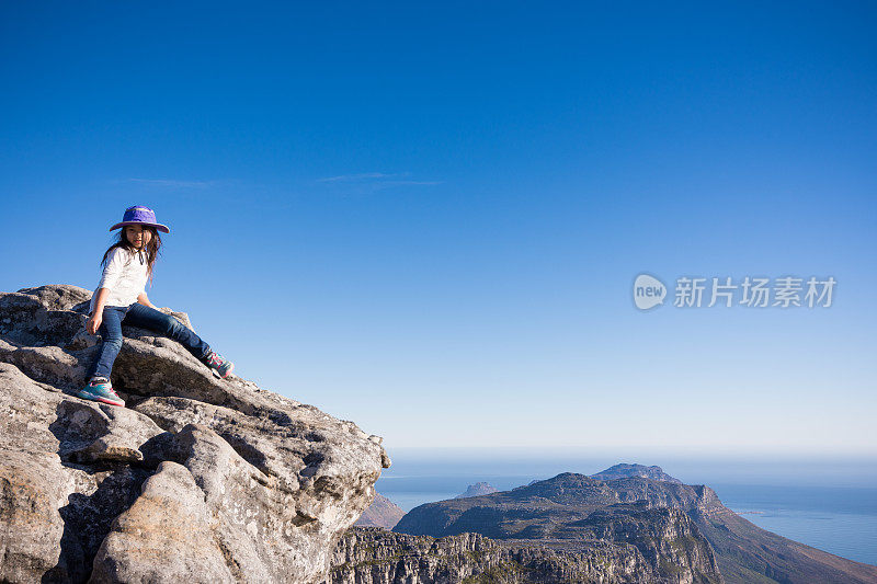 小女孩在桌山上欣赏风景