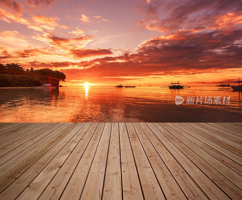热带海边日出的木制码头
