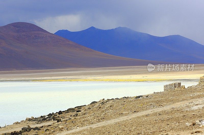 令人印象深刻的拉古纳布兰卡-白色的湖反射，利坎卡布尔和田园诗般的阿塔卡马沙漠，火山景观全景-波托西地区，玻利维亚安第斯，智利，Bolívia和阿根廷边境