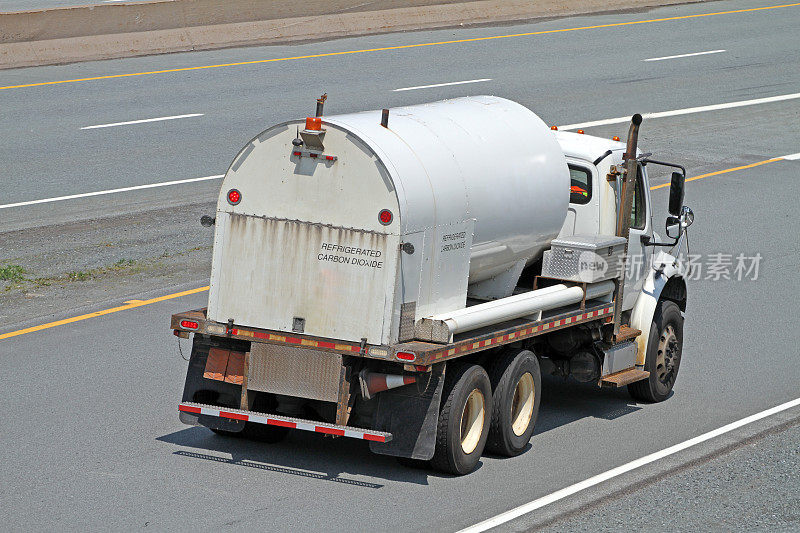 高速公路上运送冷冻二氧化碳的油罐车