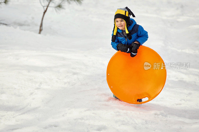 年轻英俊的男孩雪橇