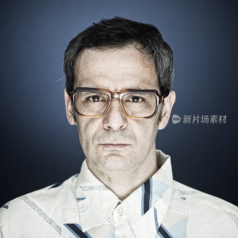 一个严肃的戴着书呆子眼镜的中年男人的肖像