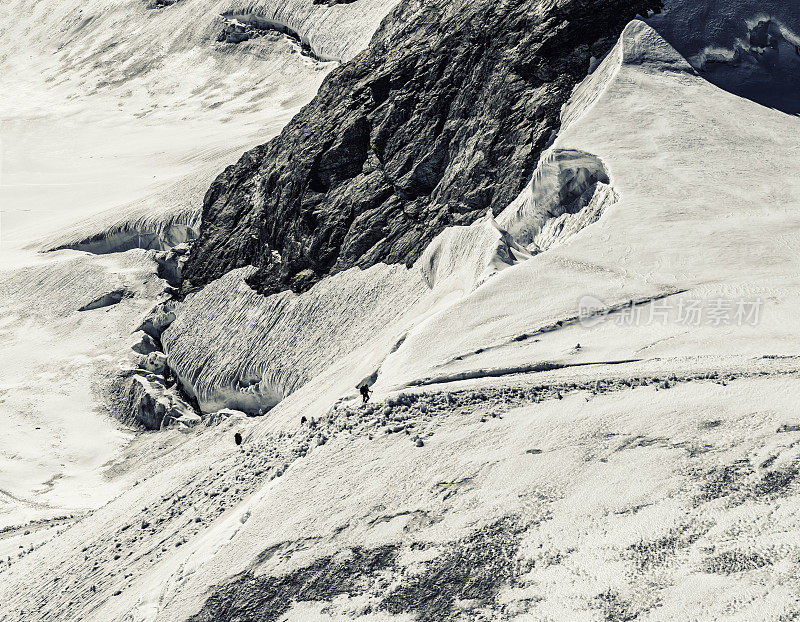 登山者攀登少女峰下的阿莱奇冰川