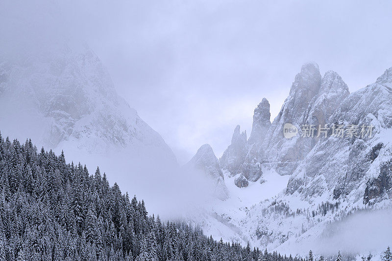 Dolomites冬天的早晨