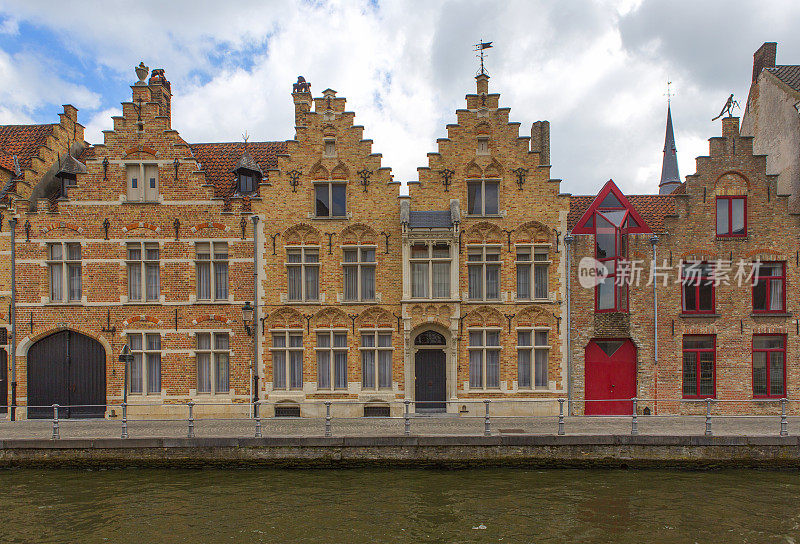 比利时布鲁日水渠旁的历史哥特式建筑