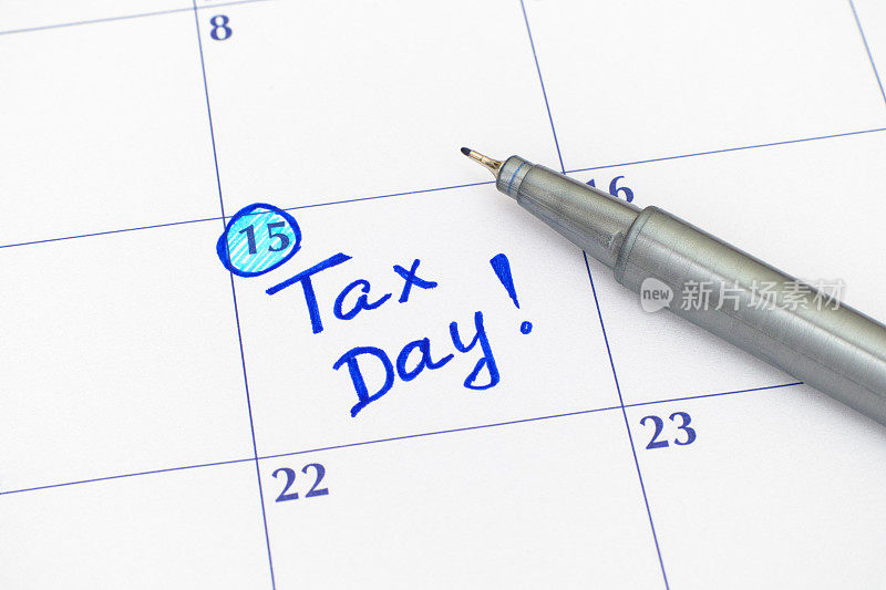 用蓝色笔在日历上标注缴税日期