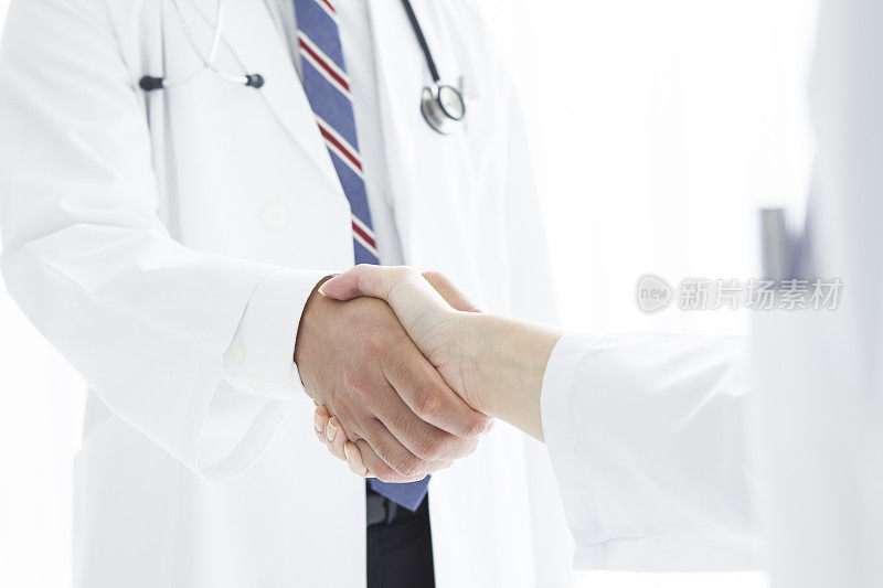两位医生握手