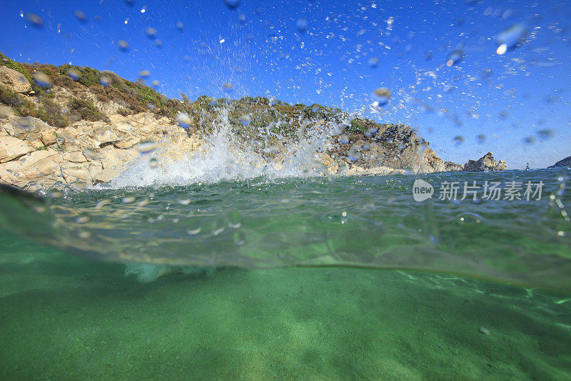 飞溅的水清澈的海地中海海滩夏天的飞溅海珠水下的海背景水上水下分裂拍摄美丽的泻湖