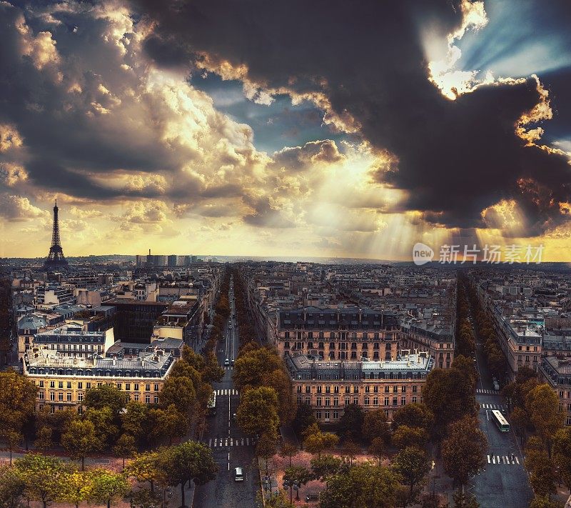 充满戏剧性的天空的巴黎全景