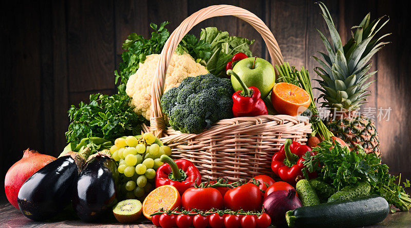 各种生的有机蔬菜和水果