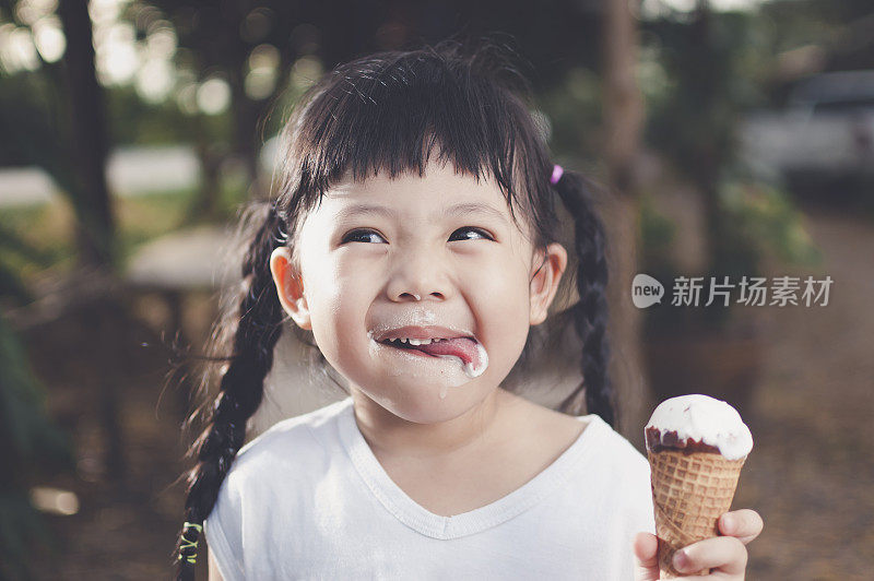 亚洲女孩吃冰淇淋。
