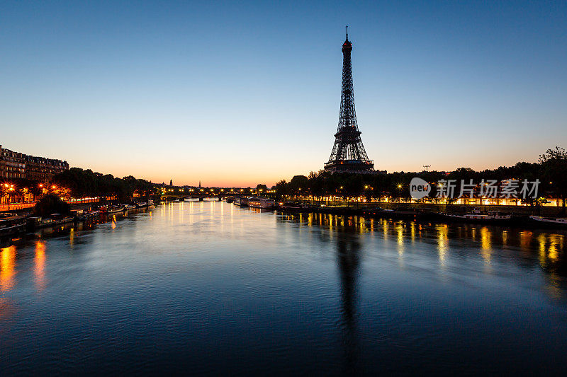 黎明时分的埃菲尔铁塔和德耶娜桥，法国巴黎