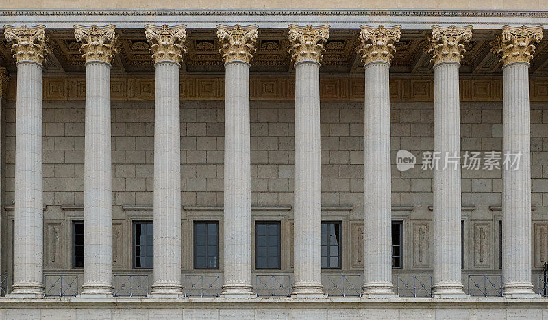 法国里昂一家公法法庭的柱廊。有一排科林斯柱的新古典主义建筑。