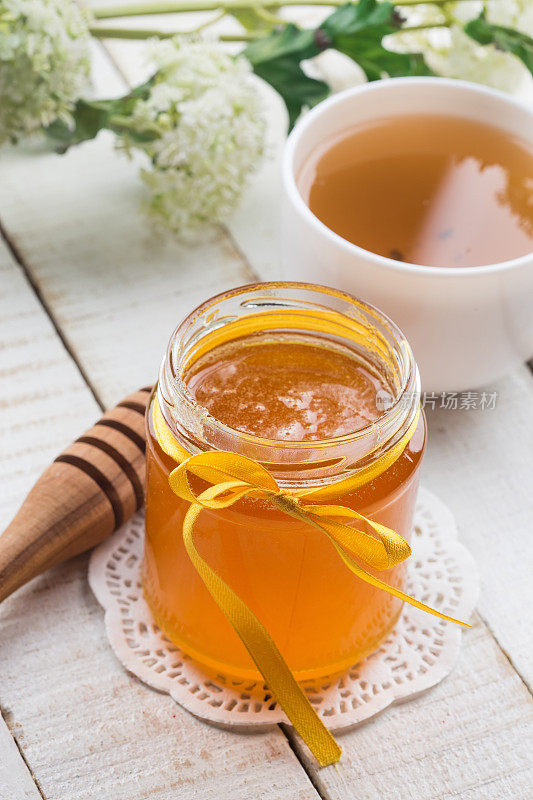新鲜蜂蜜和茶