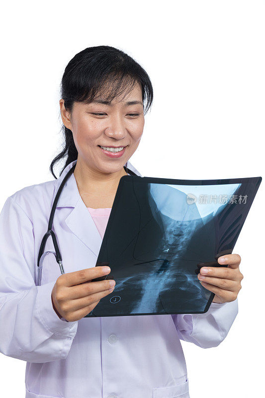 亚洲女医生看x光图像