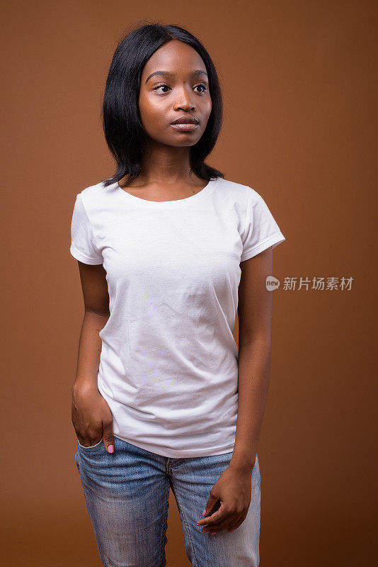 工作室拍摄的年轻美丽的非洲女子祖鲁彩色背景
