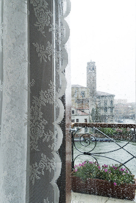 威尼斯的雨天透过窗户