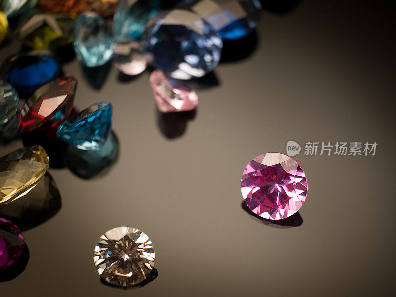 许多不同的天然宝石的收藏紫水晶，青金石，玫瑰石英，黄水晶，红宝石，亚马逊石，月长石，拉布拉多石，玉髓，蓝黄玉