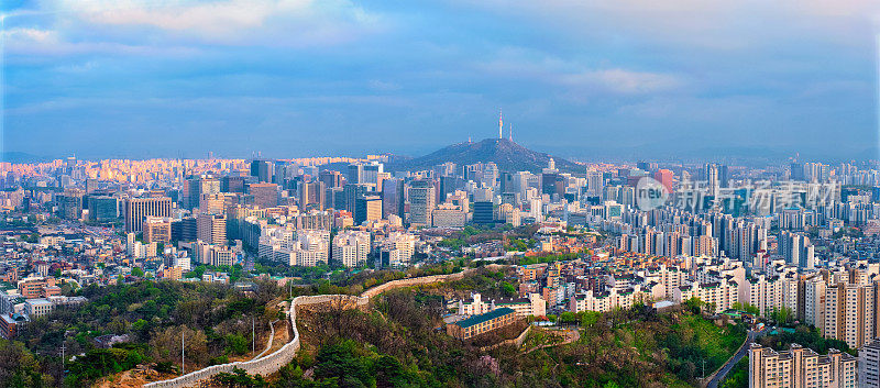 日落时分，韩国首尔的全景。