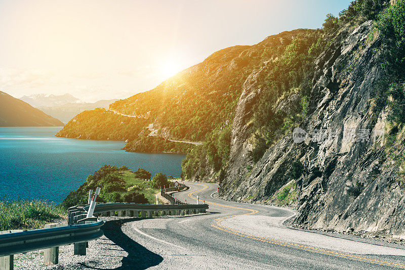 蜿蜒的道路沿山崖和湖