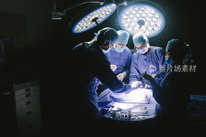 外科医生在手术室中进行外科手术的外科医生