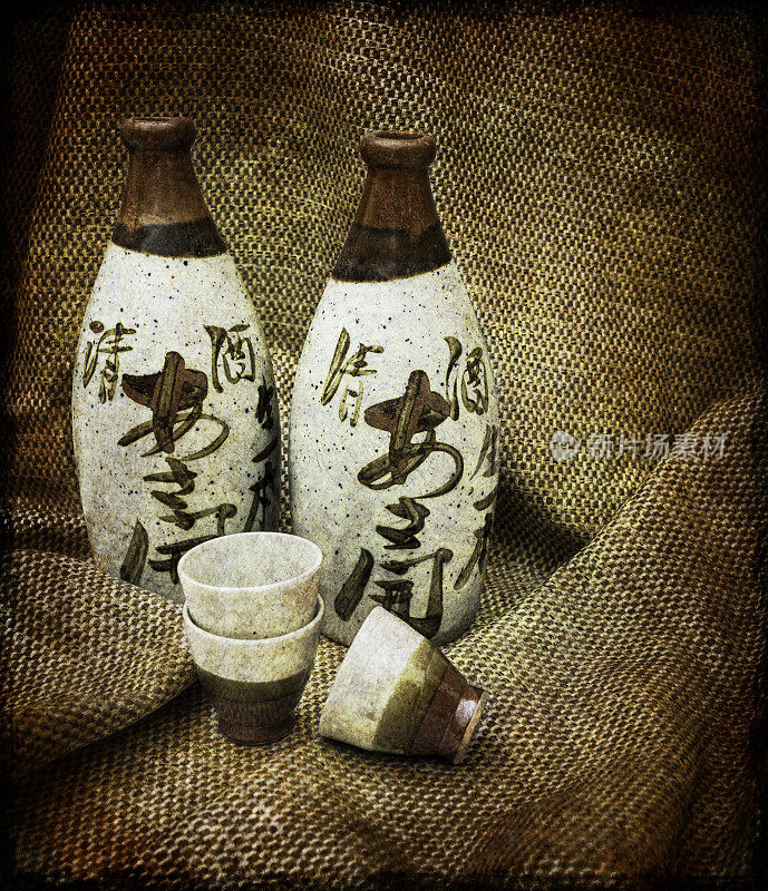老式日本清酒瓶和清酒杯