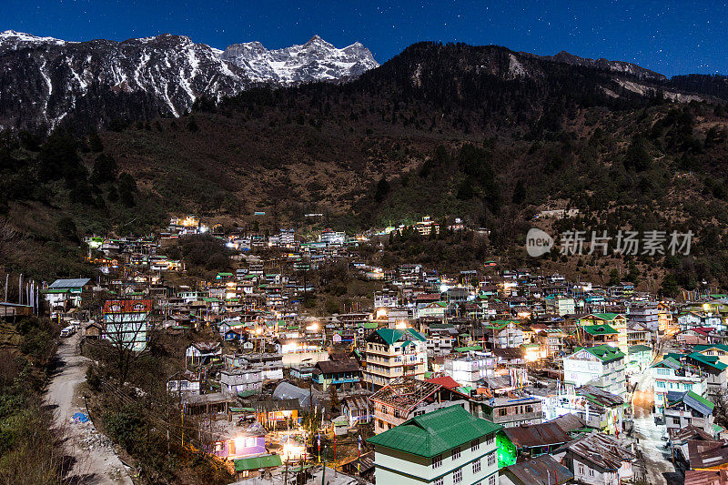 印度北锡金的拉钦，山顶上几乎没有积雪，夜间还有村庄。
