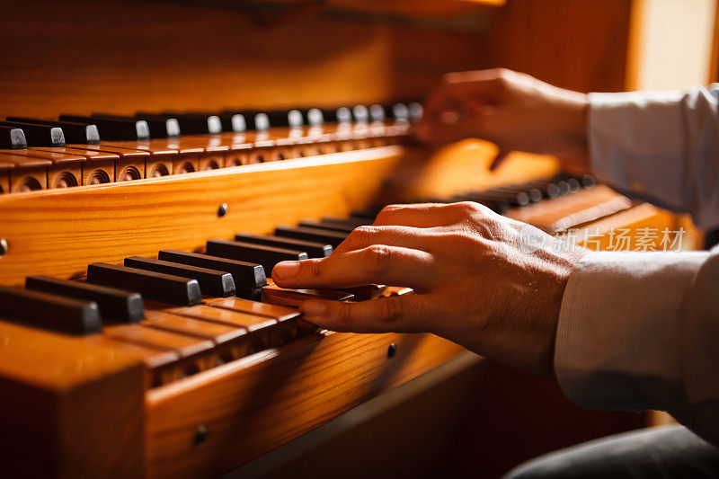 一个男人在演奏教堂的风琴