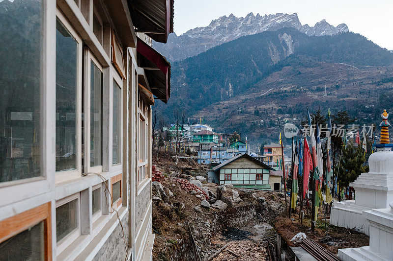 清晨村有佛塔，藏传经幡以山为背景，冬季在拉冲过冬。北锡金,印度。