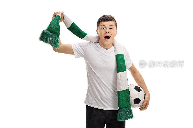 一个戴着围巾和足球的兴高采烈的少年球迷