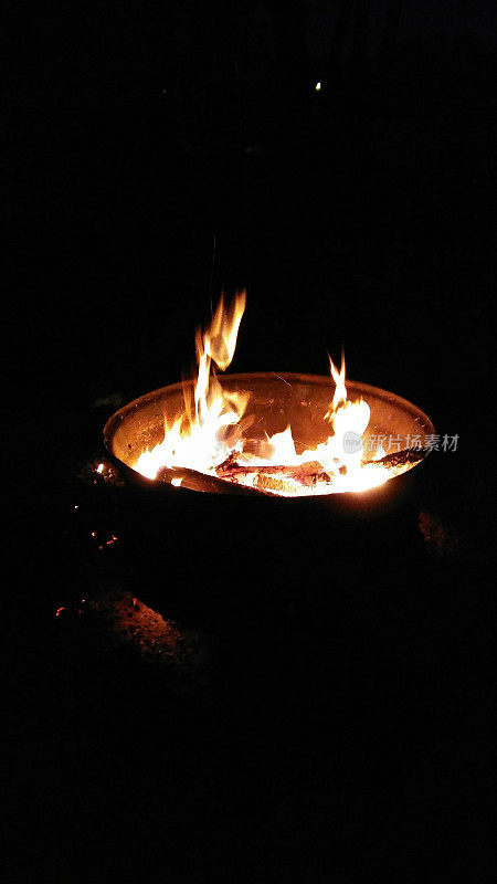 围坐在篝火旁