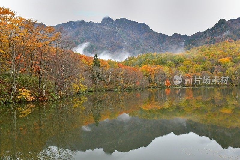 秋色Kagami-ike(镜池)，长野，日本