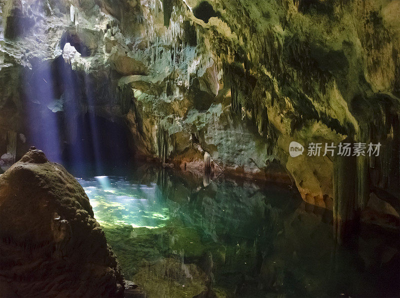 石灰岩池加斯帕里洞穴