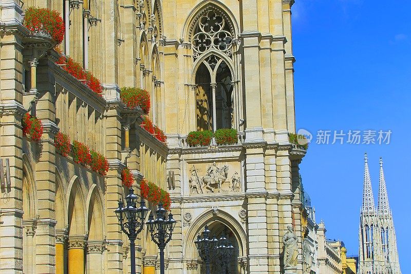 美丽的维也纳新哥特式市政厅(Rathaus)，花坛阳台和教堂哥特式塔，令人印象深刻的建筑结构-维也纳，奥地利