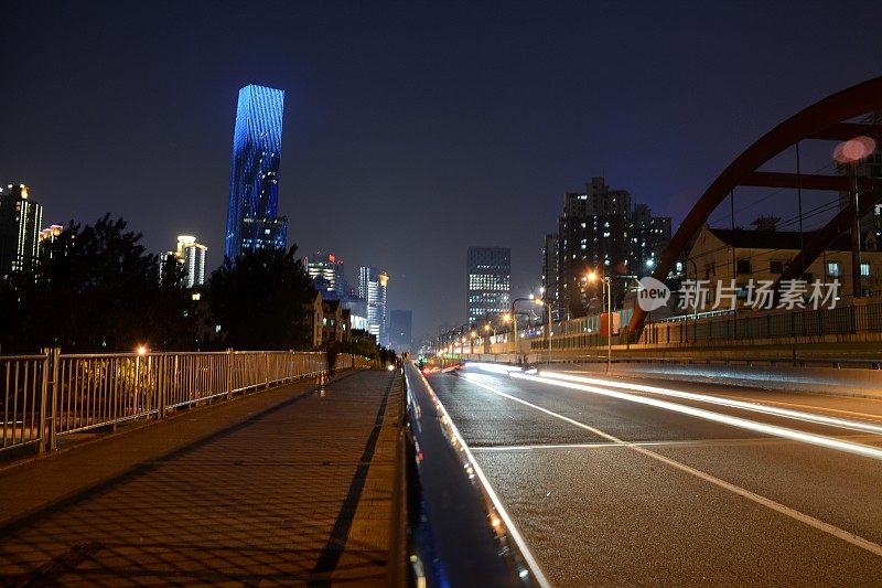 夜间高速公路的速度和九霄云外的摩天大楼，中国上海