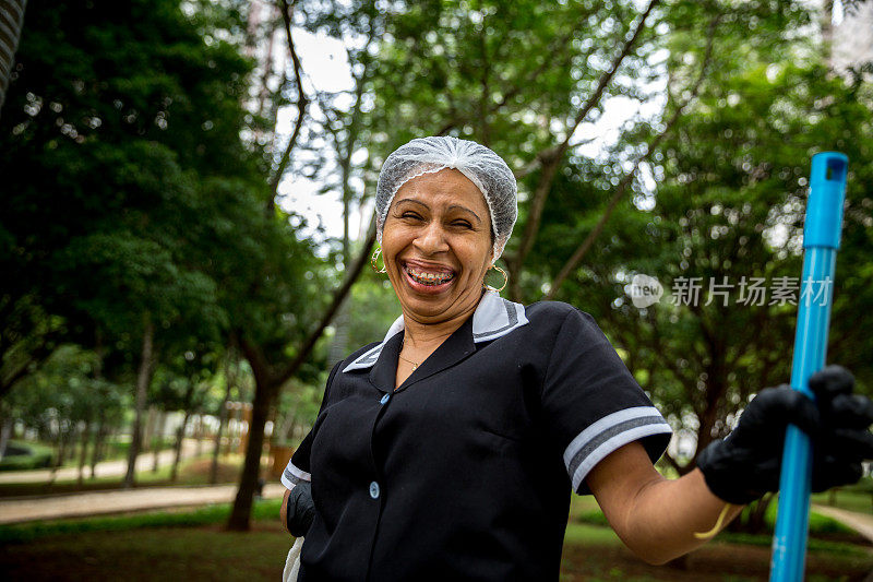 快乐的巴西女保洁员