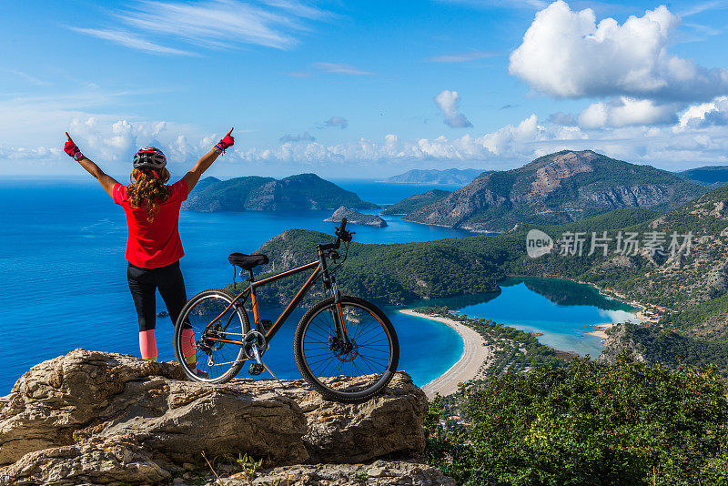 骑自行车旅行。自行车是自由的。