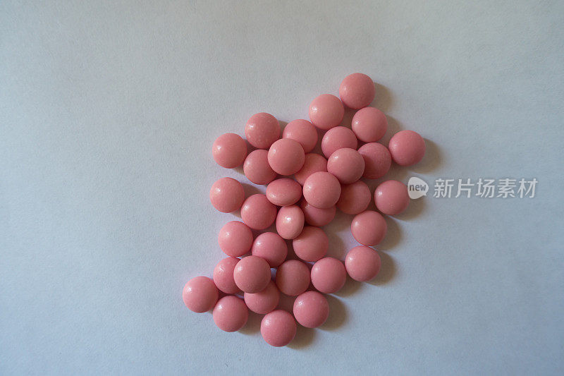 粉色木糖醇糖果从上面的中性背景